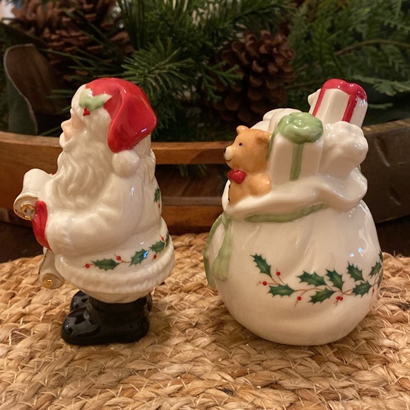Lenox China Santa Checking it Twice salt & pepper shaker set - Picture 2 of 7
